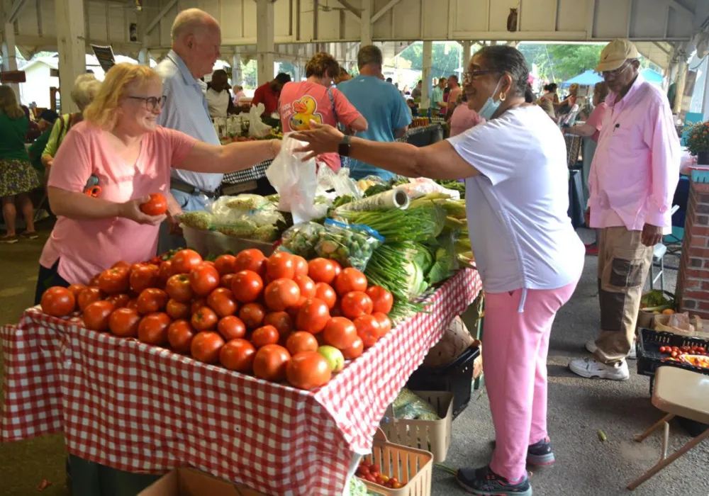 seniors-visiting-farmers-market-in-tucson-arizona